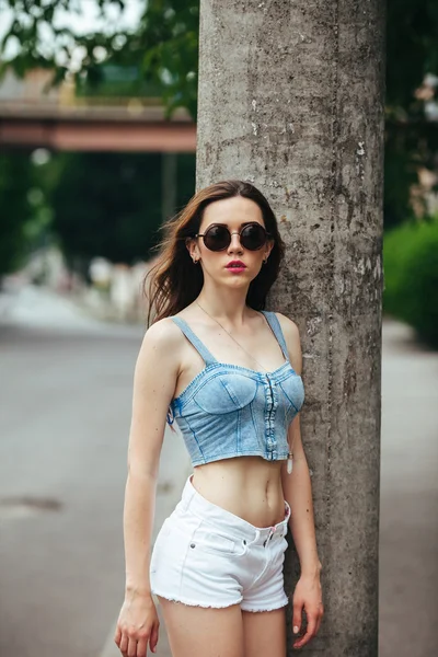 Schönes Mädchen in Sonnenbrille sitzend — Stockfoto