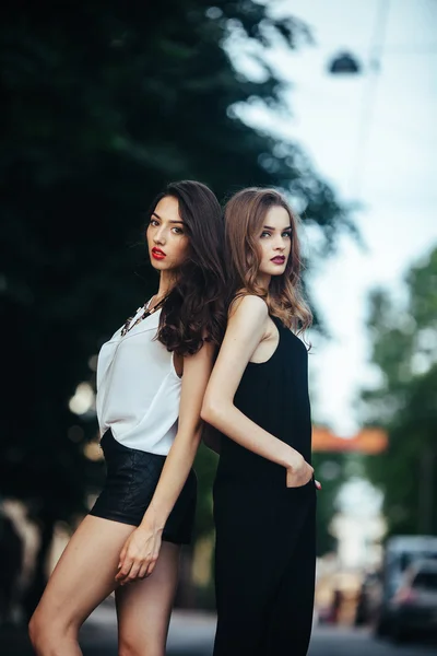 Красивые девушки позируют на городской улице — стоковое фото