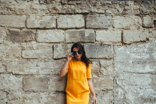 Attraente donna di moda in abito giallo — Foto Stock