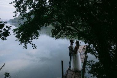 Düğün çift eski ahşap iskele üzerinde