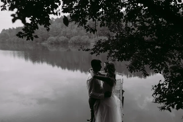 Couple de mariage sur la vieille jetée en bois — Photo