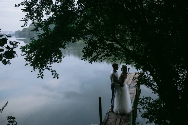 Düğün çift eski ahşap iskele üzerinde