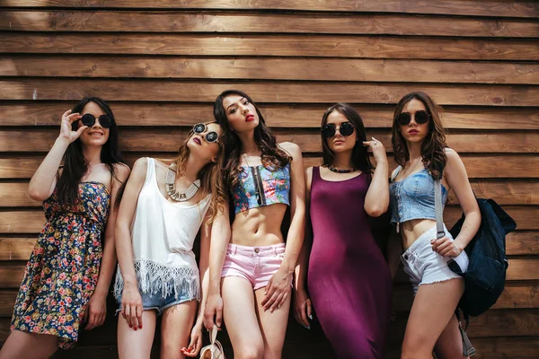 Cinco chicas hermosas jóvenes — Foto de Stock