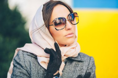 parkta bankta oturan genç güzel kız