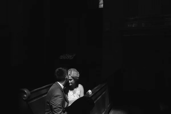 Bruid en bruidegom verlicht door licht — Stockfoto