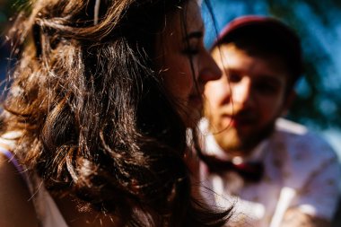 Güzel çift nazikçe sarılıyor.