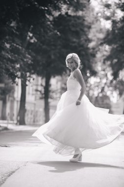 Genç güzel gelin dışarıda poz veriyor.