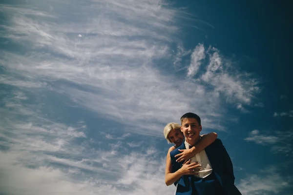 Bruden och brudgummen på bakgrund av himlen — Stockfoto