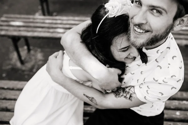 Beau couple dans le parc — Photo