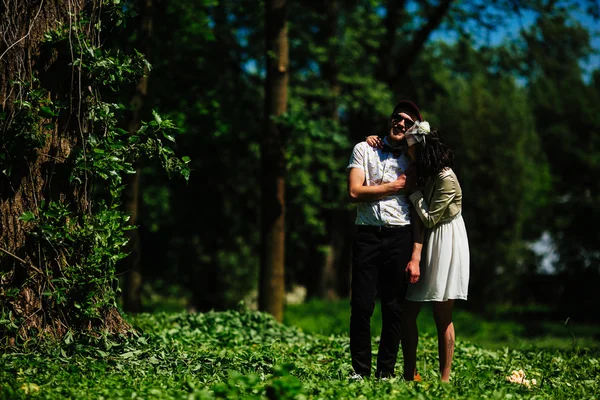 Vackra par i park — Stockfoto