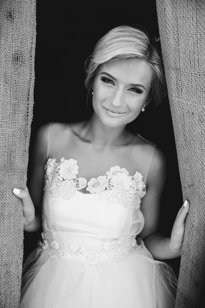 Smiling beautiful bride in doorway — Stock Photo, Image