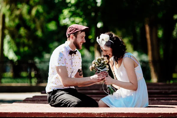 Mooi paar in park — Stockfoto