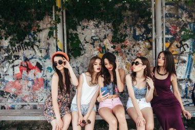 Beş güzel genç kız rahatlatıcı