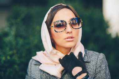 Parktaki bankta oturan kız.