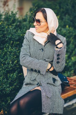 Parktaki bankta oturan kız.