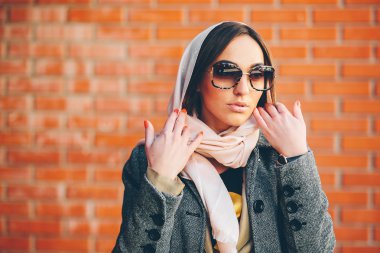 kırmızı tuğla duvar bir arka plan üzerinde poz kız