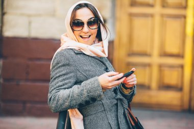 Kız sokakta bir ceket