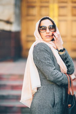 arka bina poz paltolu kız