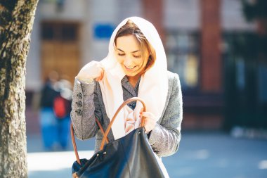 Kız bir çanta içinde bir şey arıyor