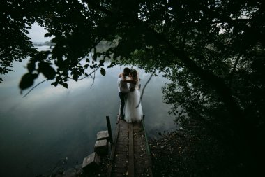 Düğün çift eski ahşap iskele üzerinde