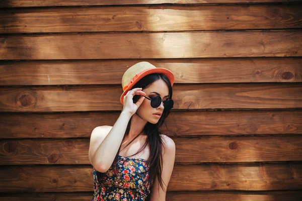 Beautiful girl poses for camera in the city — Stock Photo, Image