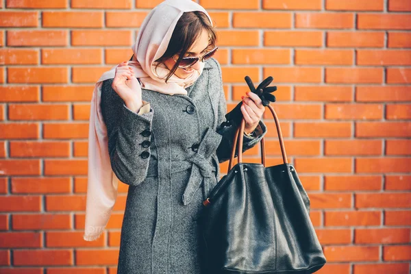 Ragazza in un cappotto per strada — Foto Stock