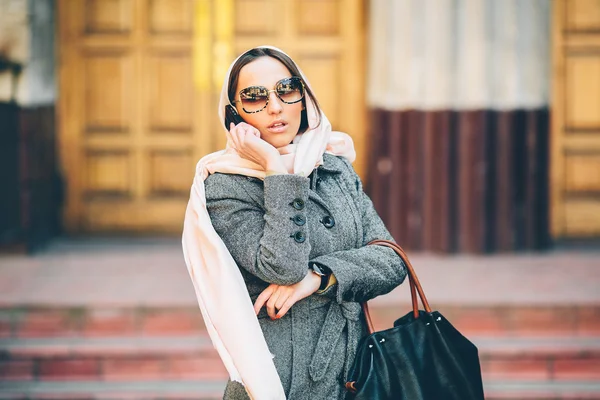 Ragazza in un cappotto per strada — Foto Stock