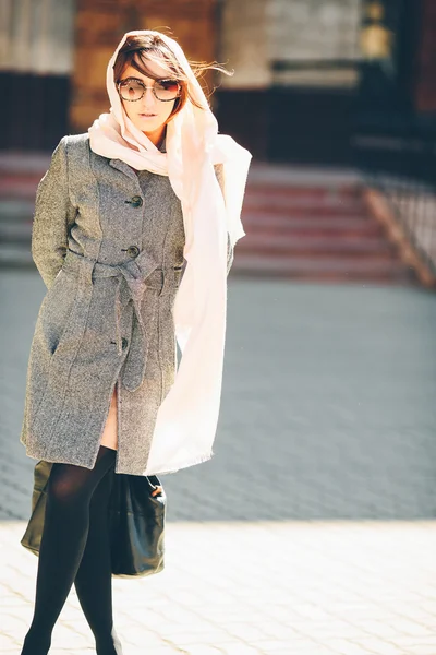 Ragazza in un cappotto per strada — Foto Stock