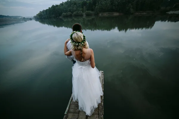 新婚夫妇在老木码头上 — 图库照片