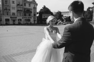 yürüyen genç Düğün çifti