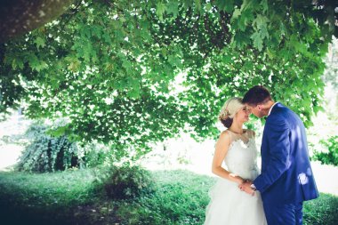 Gelin ve damat doğada dans