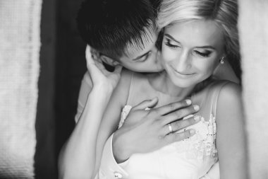 Güzel düğün çift kapı aralığında