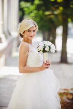 Genç güzel gelin dışarıda poz veriyor.