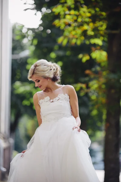 Giovane bella sposa in posa all'aperto — Foto Stock