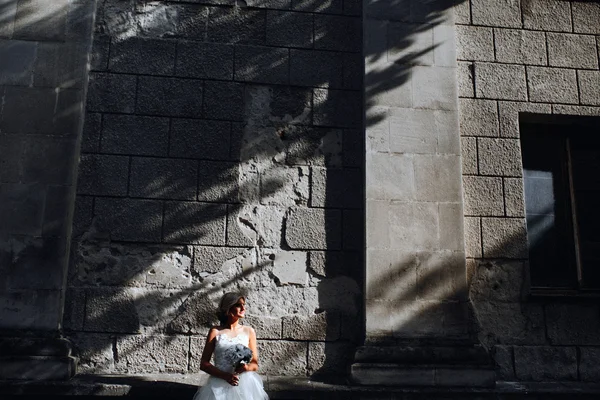 Mariée posant sur fond de mur de pierre — Photo