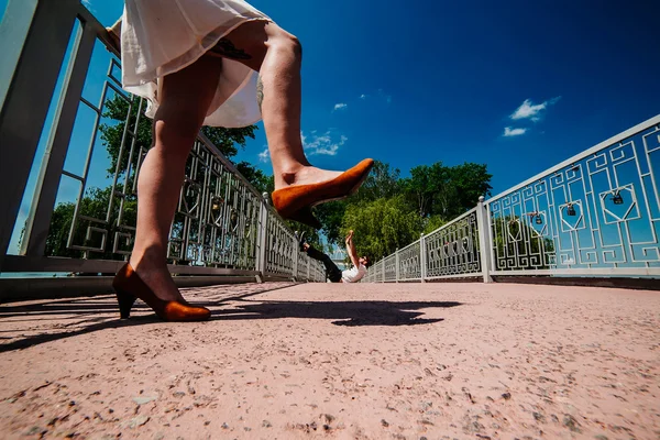 Hermosa pareja en el puente — Foto de Stock