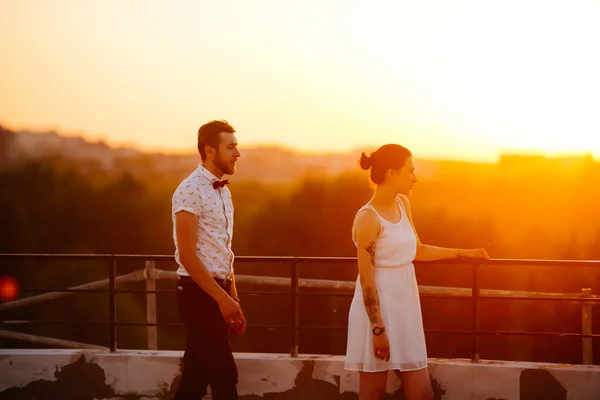 Hermosa pareja en la ciudad — Foto de Stock