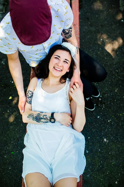 Hermosa pareja en el parque —  Fotos de Stock