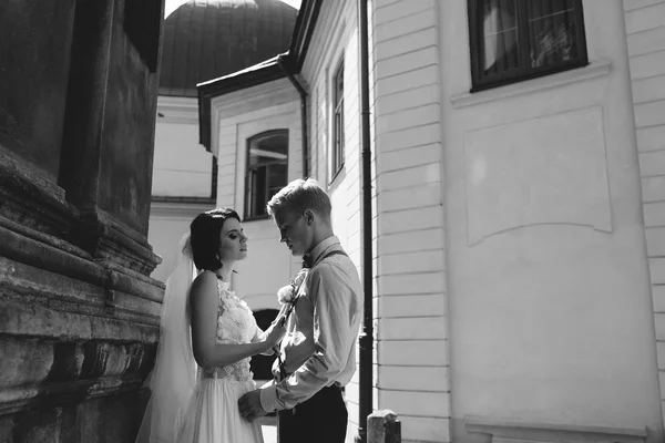 Bride and groom on old street — Stock Photo, Image