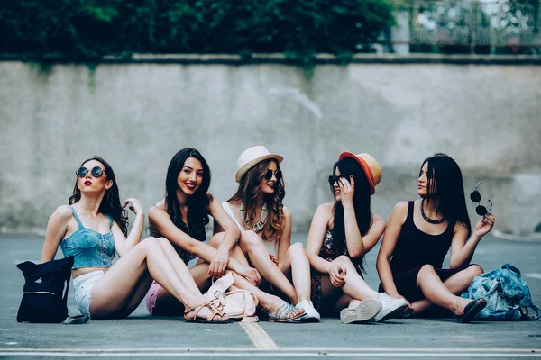 Cinco lindas meninas relaxantes — Fotografia de Stock