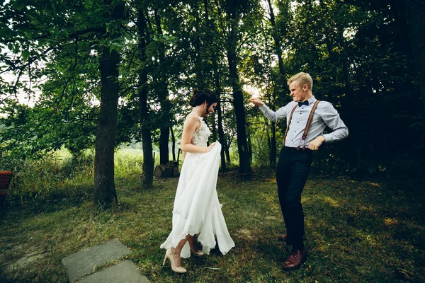 Ženich a nevěsta tančí v přírodě — Stock fotografie