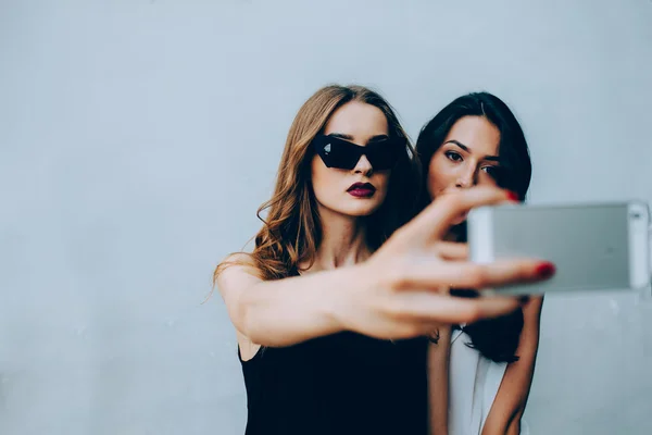 Twee jonge meisjes nemen een selfie — Stockfoto
