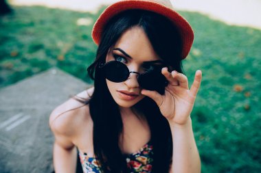 güneş gözlüğü güzel kız