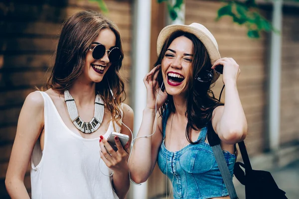 iki genç güzel kız