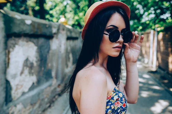 Beautiful girl in sunglasses — Stock Photo, Image