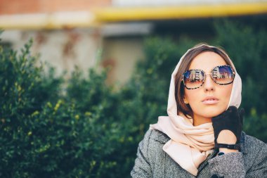 Parktaki bankta oturan kız.