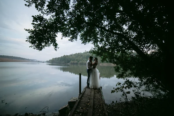 Pareja de boda en el viejo muelle de madera — Foto de Stock