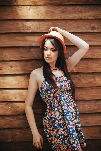 Mooi meisje in mode hoed — Stockfoto