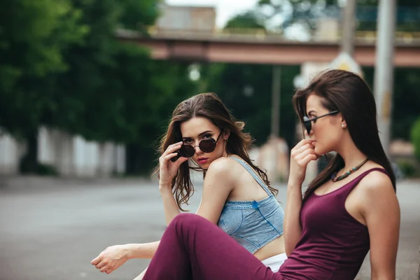 Deux belles jeunes filles — Photo