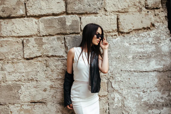 Aantrekkelijke mode vrouw in witte jurk — Stockfoto